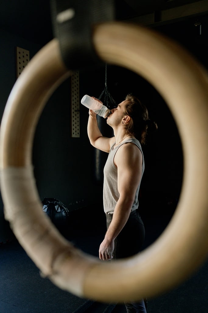 Nutrition sportive.
Éric s'hydrate