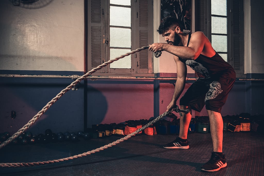 Les erreurs du Crossfit.
Un homme qui fait de la corde en la claquant par terre