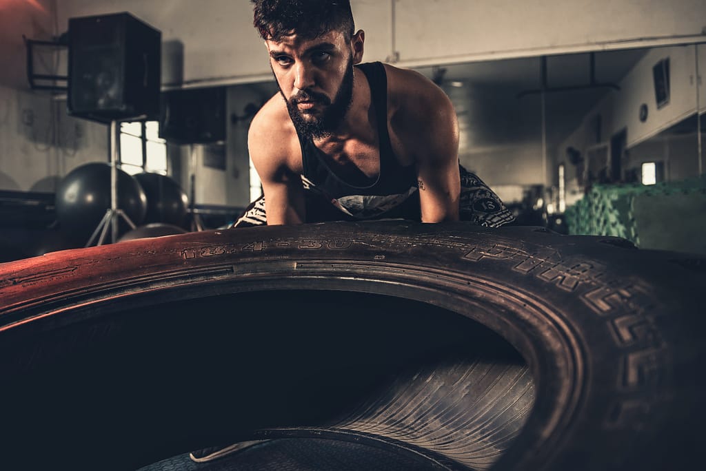 les erreurs du CrossFit.
Un homme soulève un pneu de tracteur