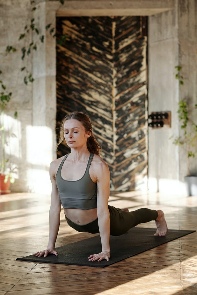Émilie coach fitness qui s'étire.